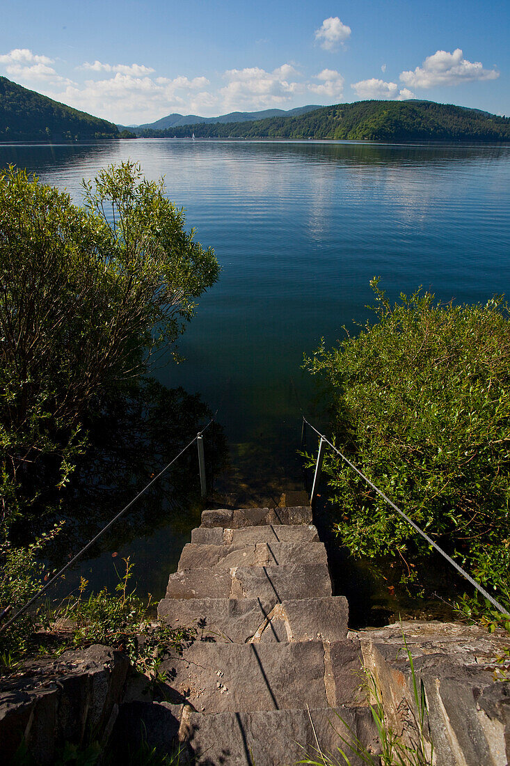 Eine Treppe führt an das Ufer vom Edersee, Nationalpark Kellerwald-Edersee, Nordhessen, Hessen, Deutschland, Europa