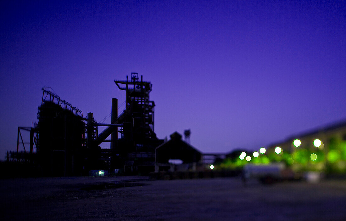 Ehemalige Hochöfen im Dämmerlicht (Aufnahmen-Unschärfe unter Nutzung von Tilt-Shift Technik), Dortmund, Nordrhein-Westfalen, Deutschland, Europa