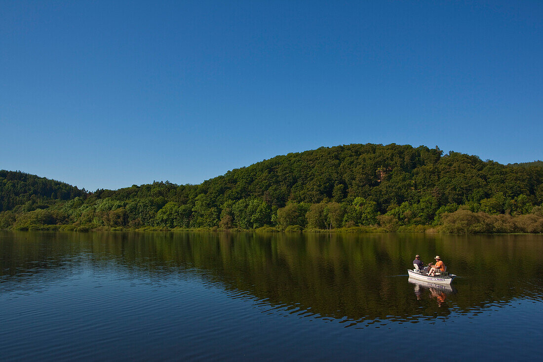 Zwei Angler sitzen in einem Ruderboot auf dem Edersee im Nationalpark Kellerwald-Edersee, Herzhausen, Nordhessen, Hessen, Deutschland, Europa