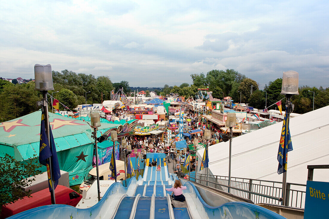 Kinder auf großer Rutsche mit Blick über das Festgelände des Pferdemarkt Jahrmarkts, Fritzlar, Nordhessen, Hessen, Deutschland, Europa