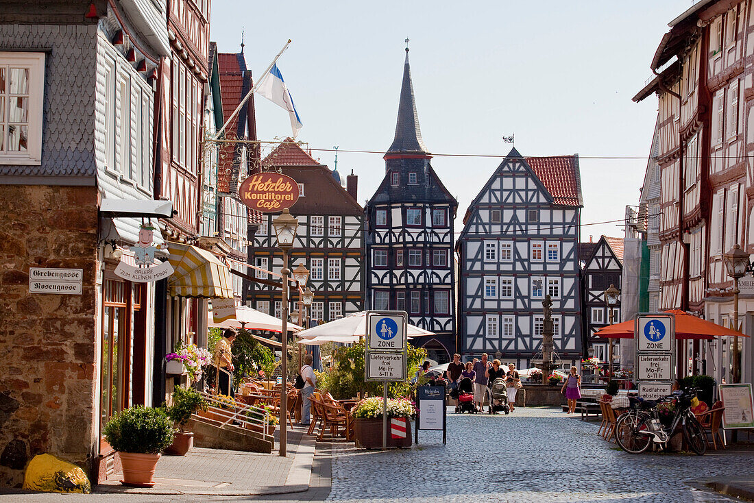 Fachwerkhäuser auf dem Marktplatz mit Fußgängerzone, Fritzlar, Nordhessen, Hessen, Deutschland, Europa