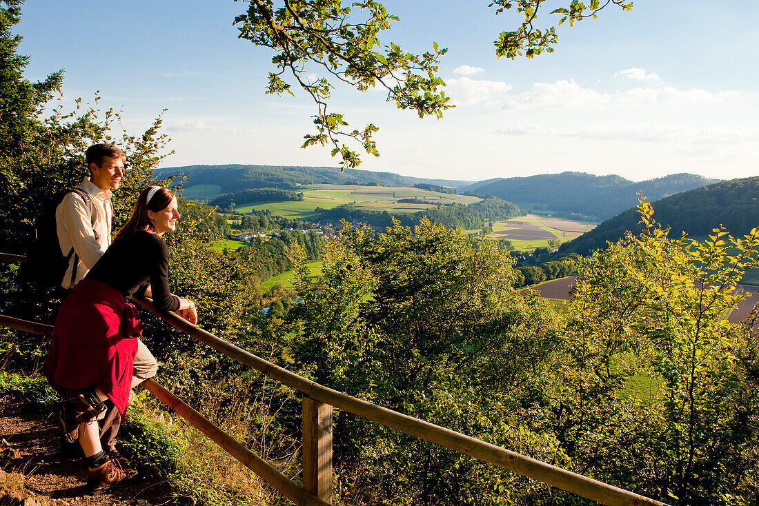 Ein Paar schaut vom Aussichtspunkt Hagenstein ins Tal der Eder Richtung Schmittlotheim im Nationalpark Kellerwald-Edersee, Schmittlotheim, Nordhessen, Hessen, Deutschland, Europa