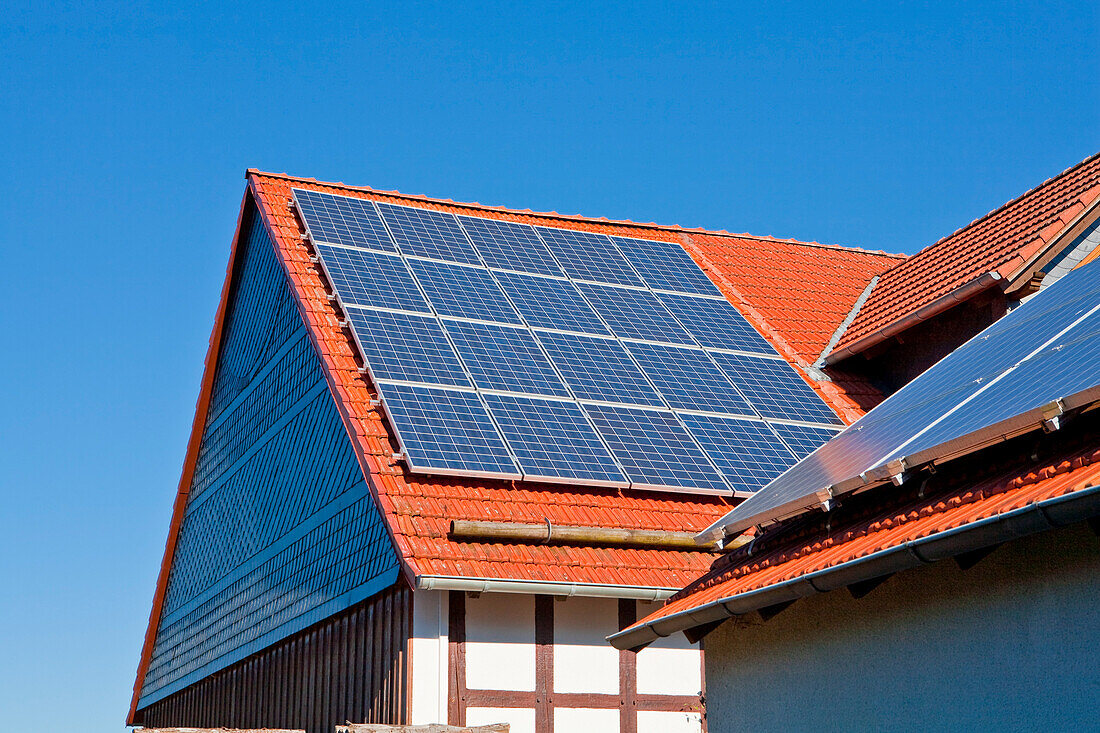 Photovoltaikanlage auf Dach von Fachwerkhaus, Ellershausen, Frankenau, Nordhessen, Hessen, Deutschland, Europa