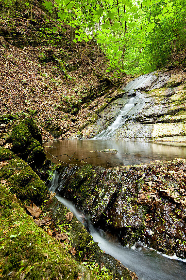 Wasserfall im Helenental im Frühling, Odershausen, Bad Wildungen, Nordhessen, Hessen, Deutschland, Europa