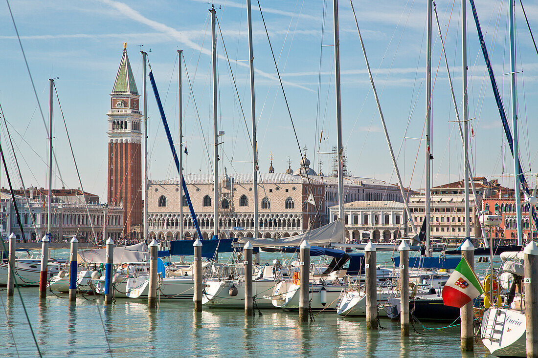 Segelboote in der Marina der Isola di San Giorgo Maggiore Insel mit Blick auf Campanile di San Marco Turm und Palazzo Ducale Dogenpalast, Venedig, Venetien, Italien, Europa