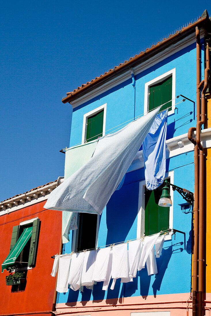 Wäsche weht im Wind an einem bunten Haus, Burano, nahe Venedig, Venetien, Italien, Europa