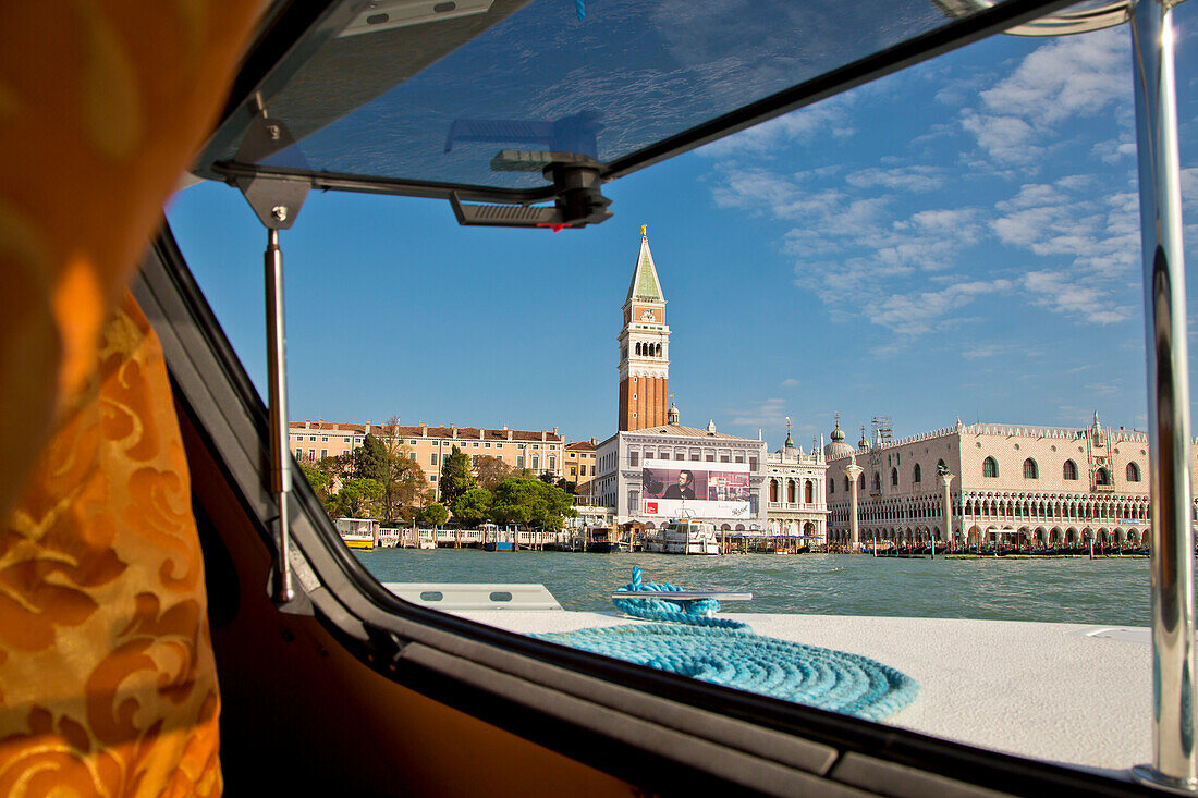 Blick aus dem Fenster eines Le Boat Minuetto Hausboot im San Marco Basin vor Campanile di San Marco Turm und Dogenpalast am Markusplatz, Venedig, Venetien, Italien, Europa
