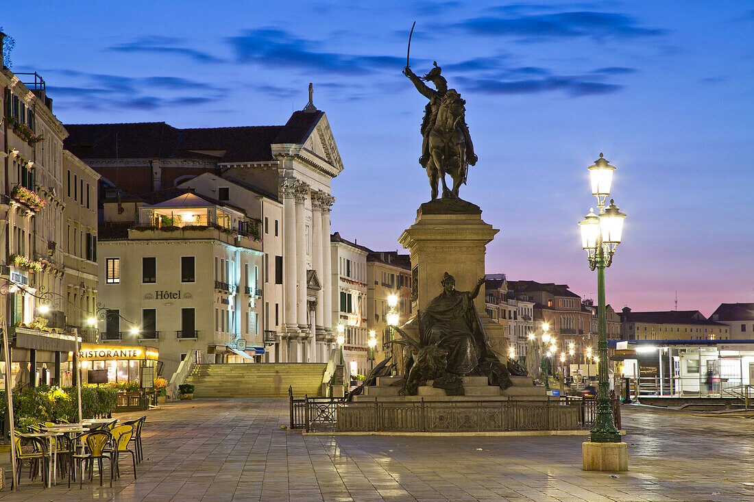 Morgenstimmung an der Riva delgi Schiavoni mit der Reiterstatue Vittorio Emanuele II und der sogenannten Vivaldi Kirche, Venedig, Venetien, Italien, Europa
