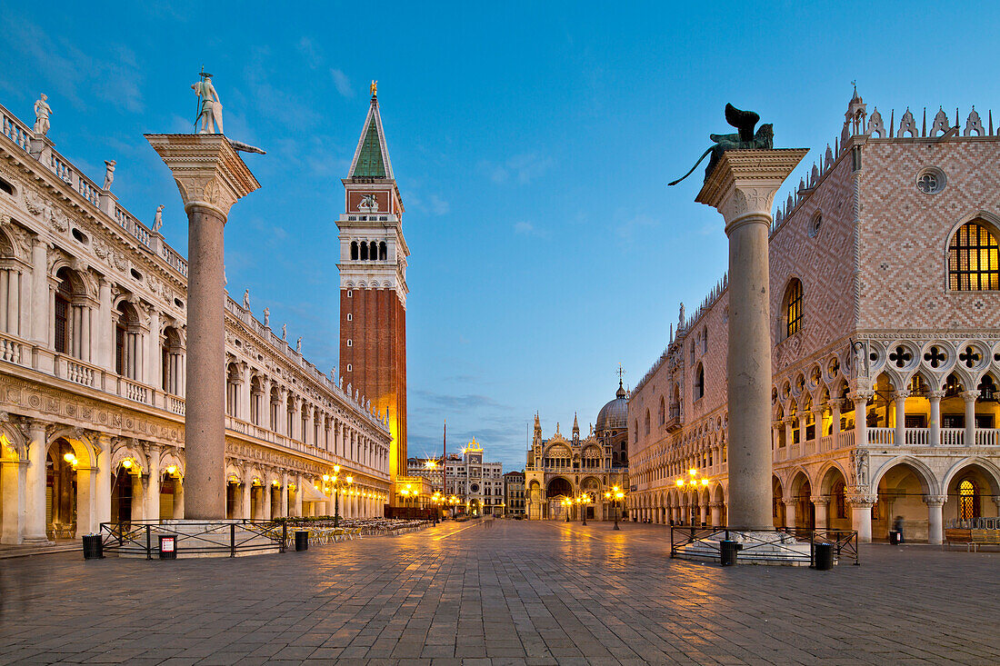 Der Markusplatz mit Campanile Turm und Dogenpalast im morgendlichen Dämmerlicht, Venedig, Venetien, Italien, Europa