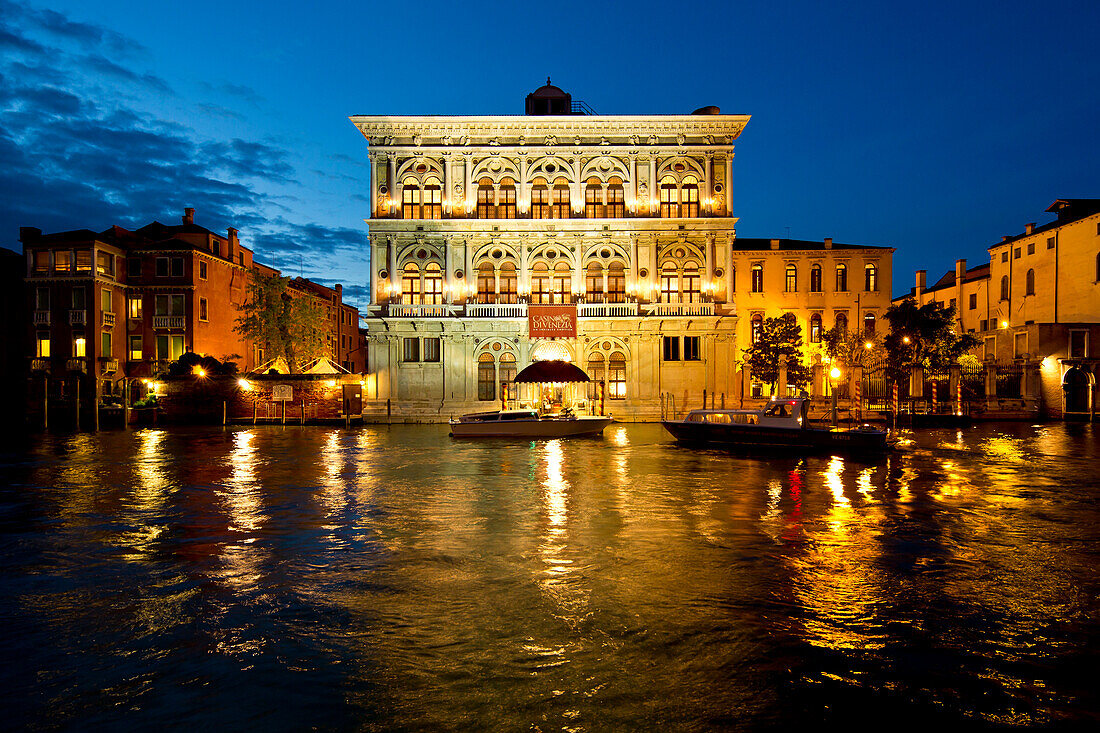 Casino di Venezia am Canal Grande in der Dämmerung, Palazzo Vendramin Calergi, Canal Grande, Venedig, Venetien, Italien, Europa