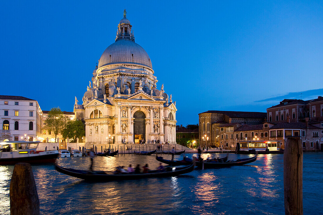 Gondeln tummeln sich bei der Mündung des Canal Grande vor der Kirche Santa Maria della Salute in der Dämmerung, Venedig, Venetien, Italien, Europa