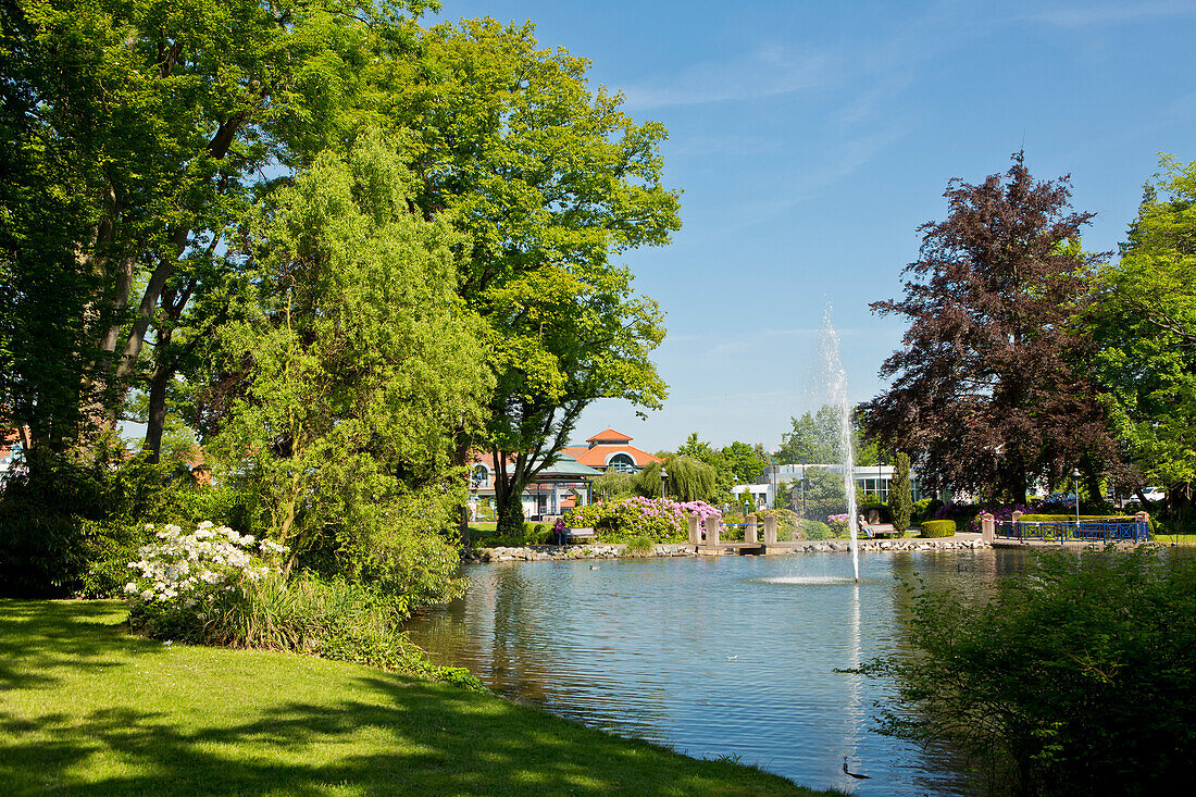 View of the fountain in the Kurpark gardens of the spa town in Spring, Reinhardshausen, Bad Wildungen, Hesse, Germany, Europe