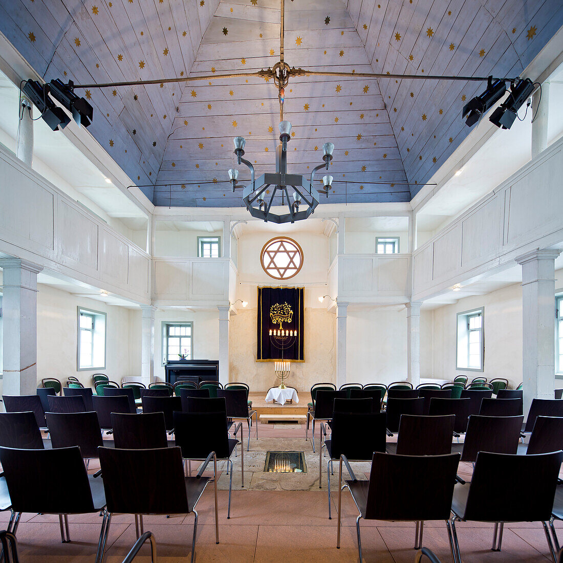 Innenraum der Synagoge Vöhl mit dem siebenarmigen Leuchter, Vöhl, Nordhessen, Hessen, Deutschland, Europa