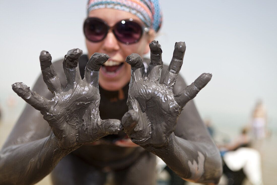 Applying mineral mud at the Dead Sea, En Bokek, Israel, Asia