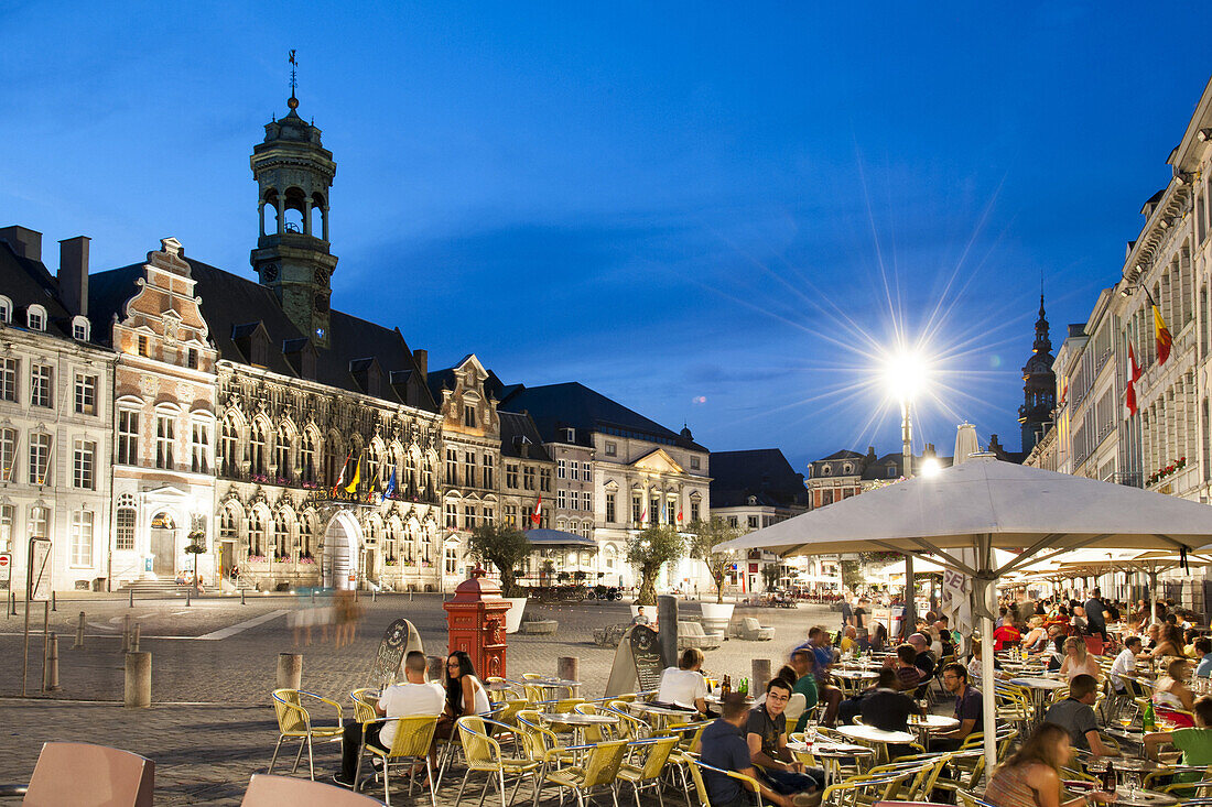 Grand Place bei Dämmerung, Rathaus, Mons, Hennegau, Wallonie, Belgien, Europa