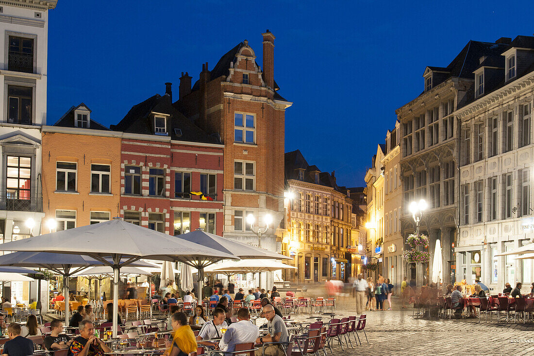 Restaurants und Cafés auf der Grand Place bei Dämmerung, Mons, Hennegau, Wallonie, Belgien, Europa