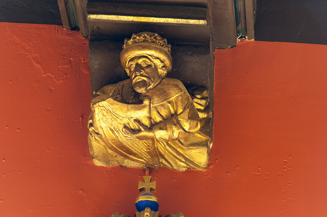 goldene Figur von Schlutter im Rathaus, Grand Place, Mons, Hennegau, Wallonie, Belgien, Europa