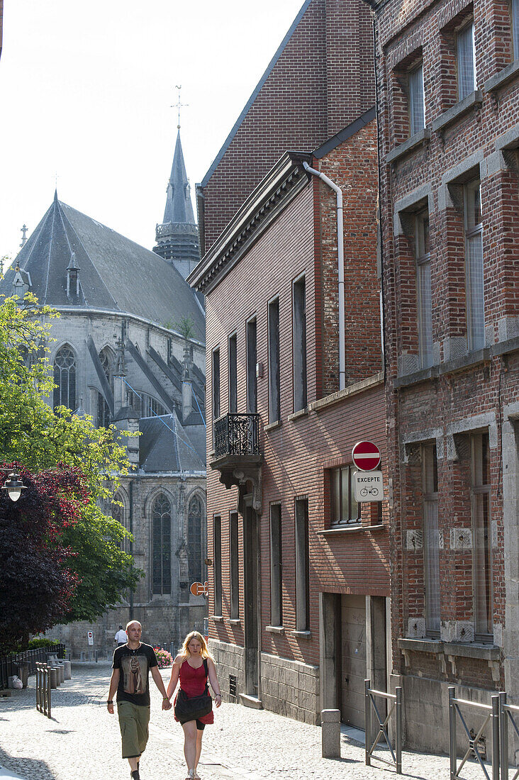 Gasse an der Stiftskirche St. Waltrudis, Sainte-Waudru, Mons, Hennegau, Wallonie, Belgien, Europa