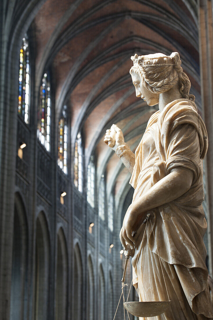 Alabasterstatue von Jacques du Broeucq (16. Jh.), Stiftskirche St. Waltrudis, Sainte-Waudru, Inneres, Mons, Hennegau, Wallonie, Belgien, Europa