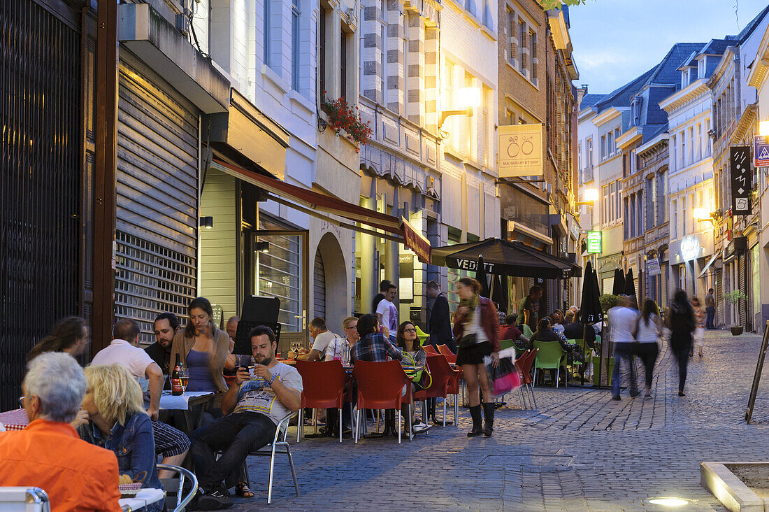 Restaurant in der Rue de la Coupe, Abend, Dämmerung, Mons, Hennegau, Wallonie, Belgien, Europa