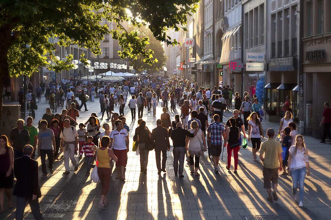 Einkaufsstrasse mit Menschenmenge, Kaufingerstrasse, München, Oberbayern, Bayern, Deutschland, Europa
