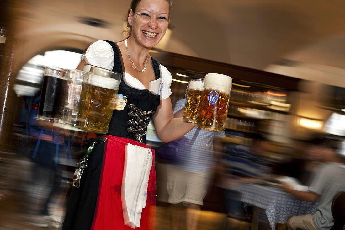 Bedienung mit Bier im Hofbräuhaus, München, Oberbayern, Bayern, Deutschland, Europa
