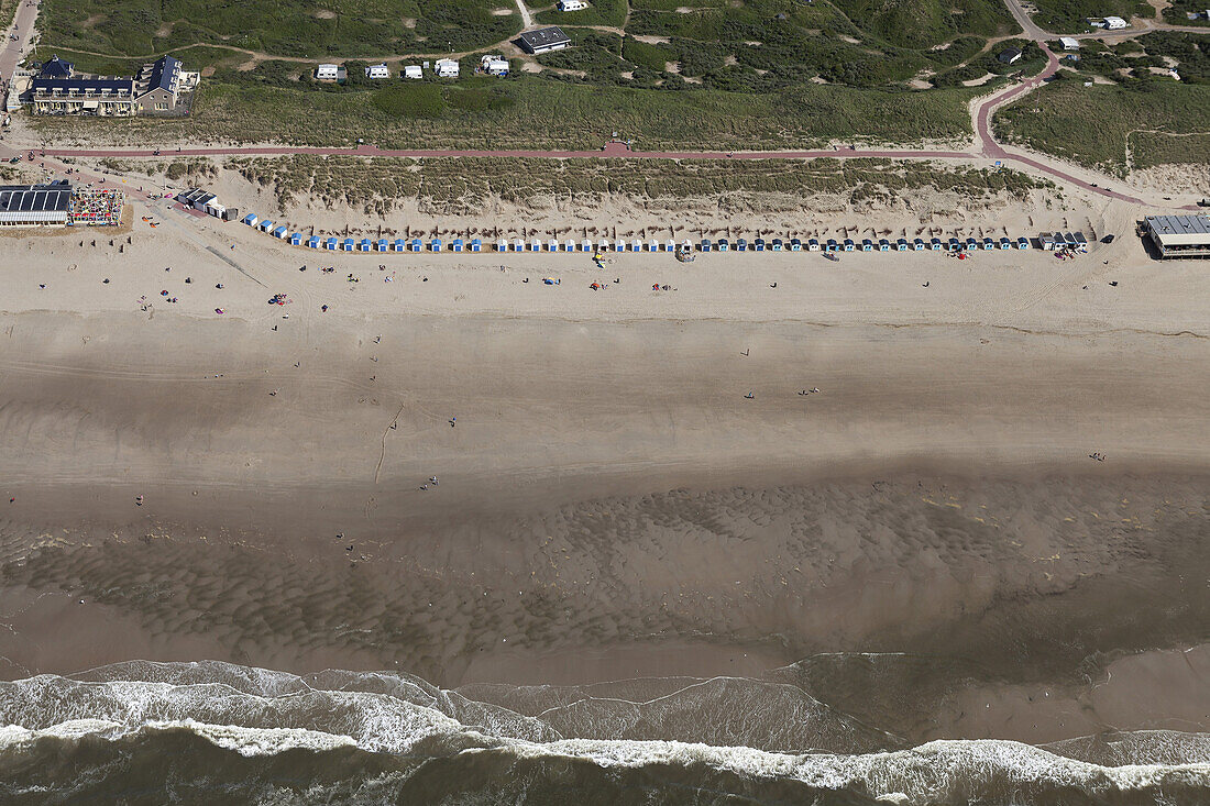 Luftaufnahme von Texel Insel, Strandhütten am Strand, Nordholland, Niederlande, Europa