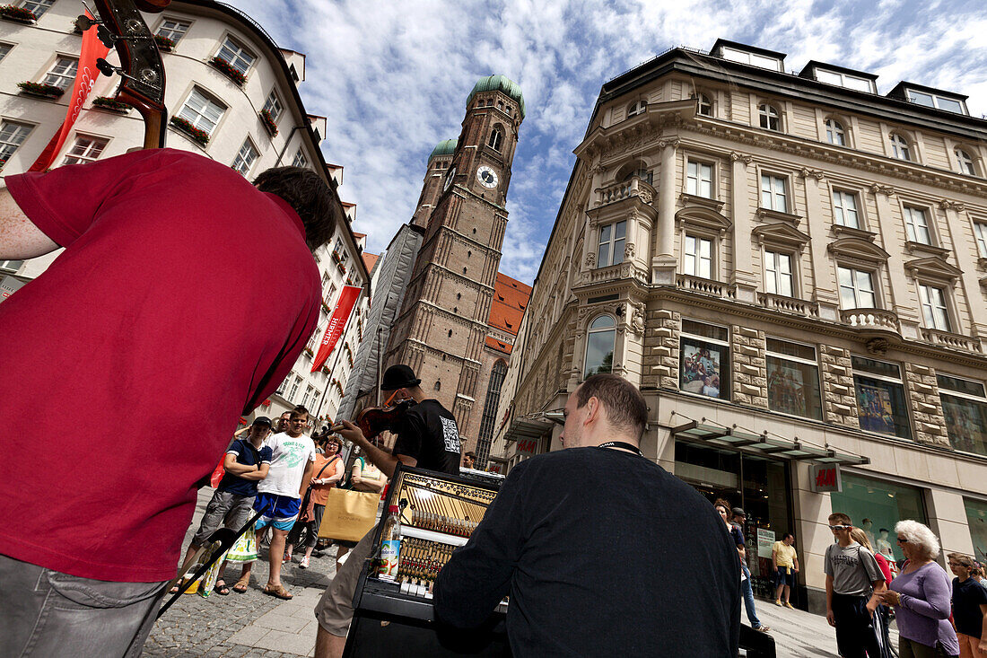 Musicians on Kaufingerstrasse, Frauenkirche in the background, Munich, Bavaria, Germany