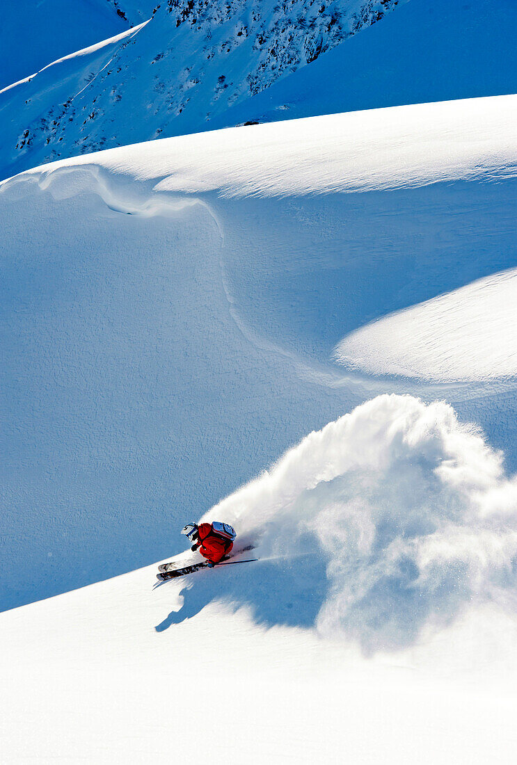Skifahrer zieht schönen Schwung mit viel Staub, Gargellen, Vorarlberg, Österreich