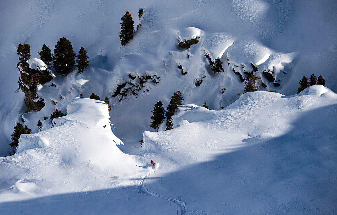 Skifahrer fährt in verschneite Schlucht, Hochfügen, Zillertal, Österreich