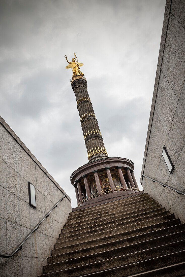 Treppe zum Vorplatz der Siegessäule, Bundeshauptstadt Berlin, Deutschland