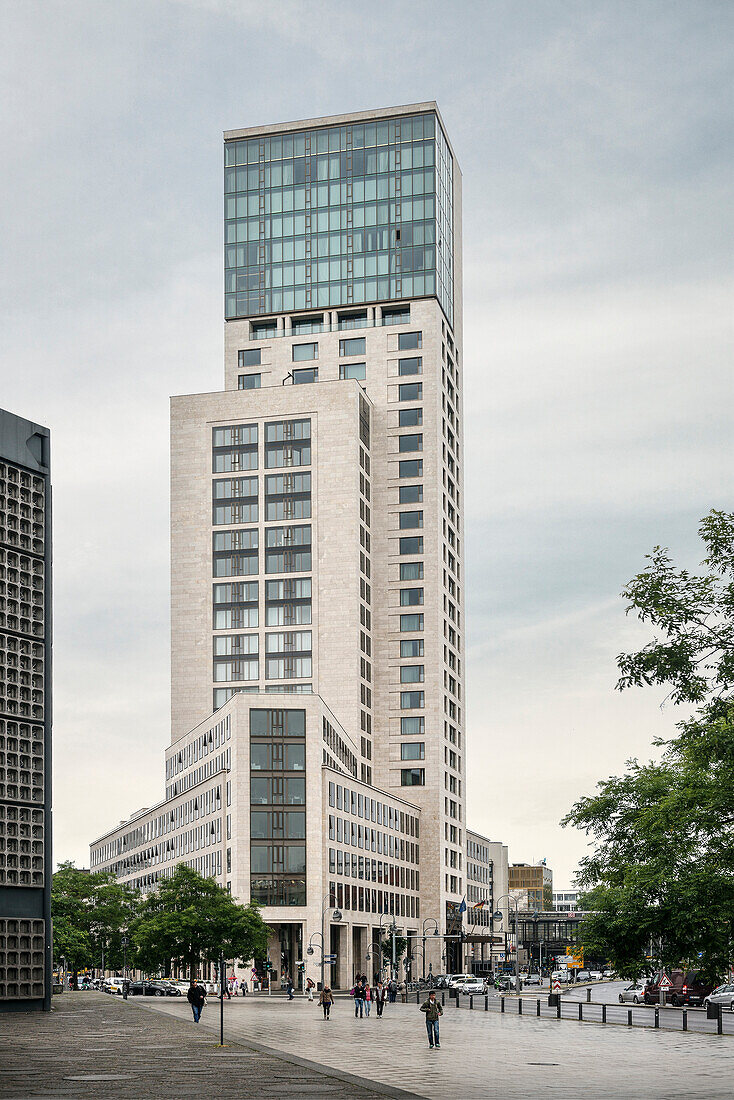 neues modernes Hochhaus neben der Kaiser Wilhelm Gedächtniskirche am Kurfürstendamm, Bundeshauptstadt Berlin, Deutschland