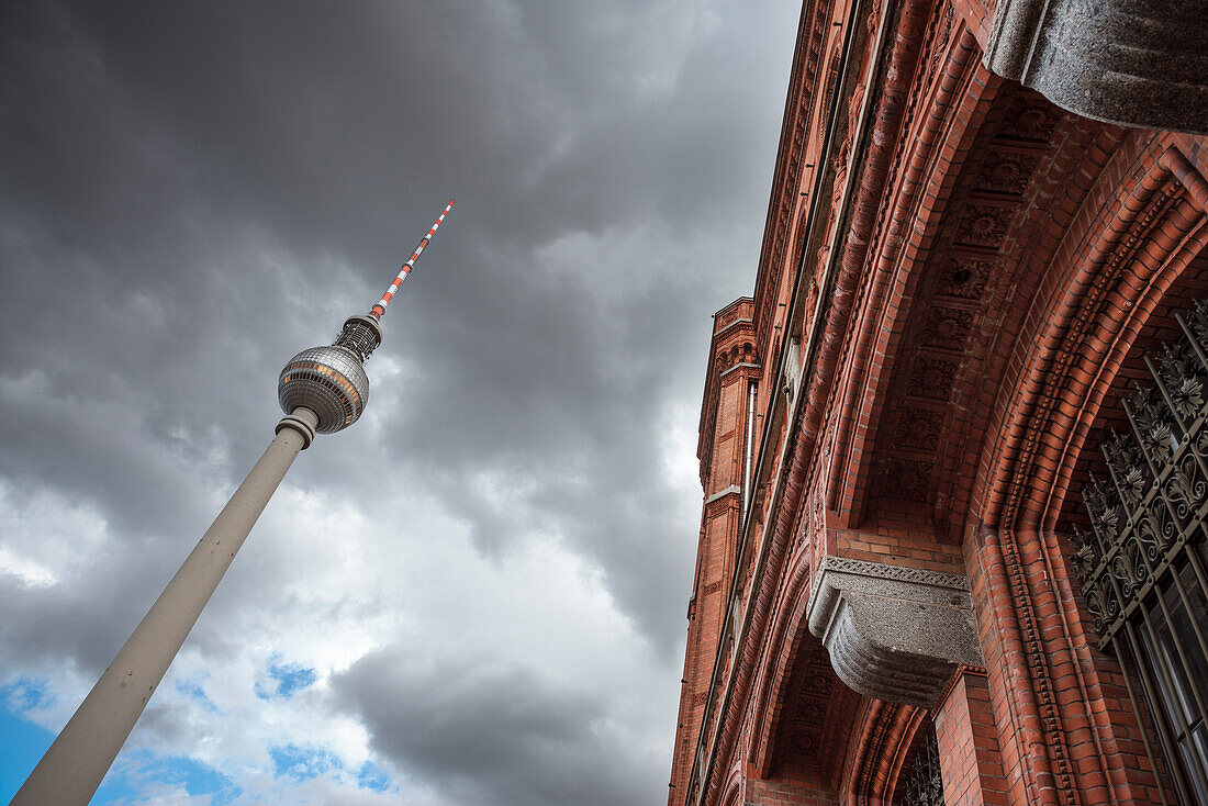 Berliner Fernsehturm und Rotes Rathaus am Alexanderplatz, Bundeshauptstadt Berlin, Deutschland