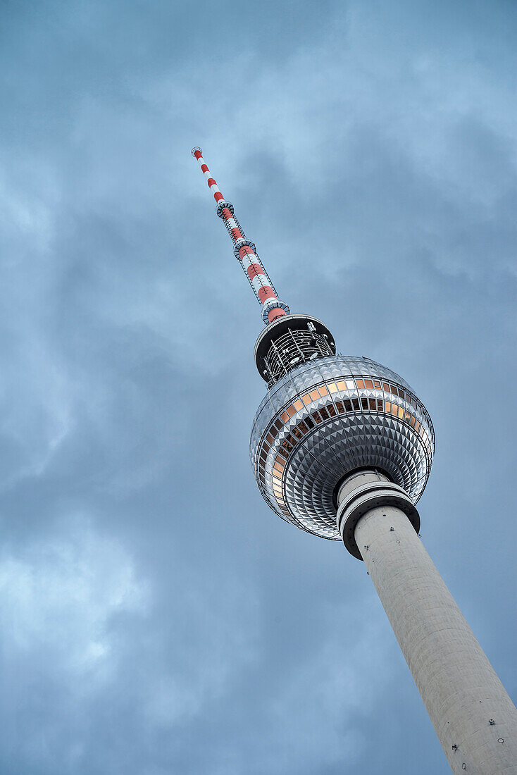 abstrakter Blick nach oben zum Fernsehturm am Alexanderplatz, Bundeshauptstadt Berlin, Deutschland