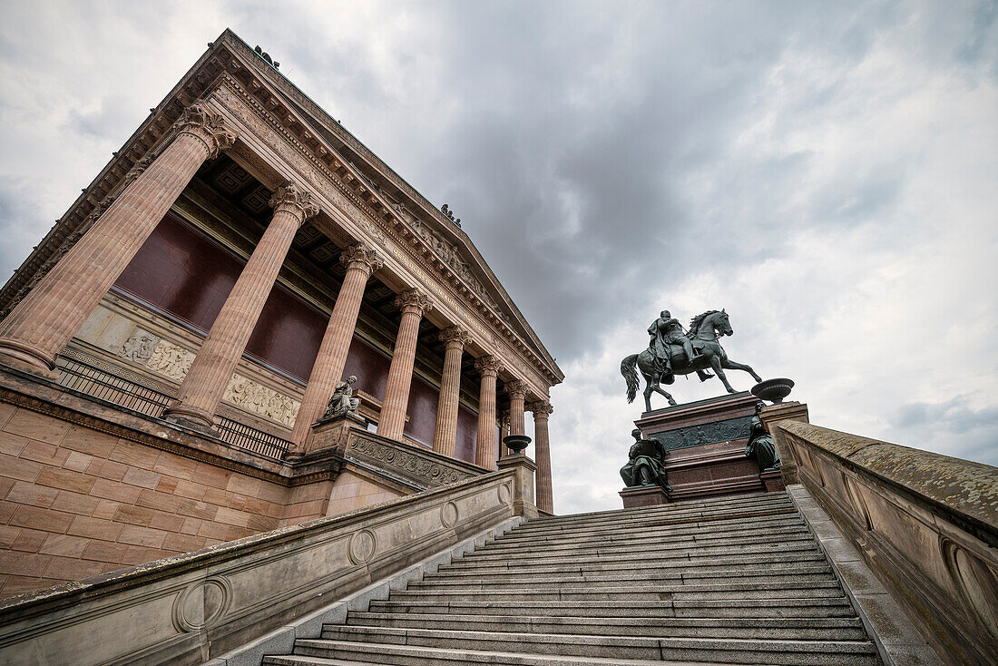 Reiter Statue vor Alter Nationalgalerie, Museumsinsel, Bundeshauptstadt Berlin, Deutschland