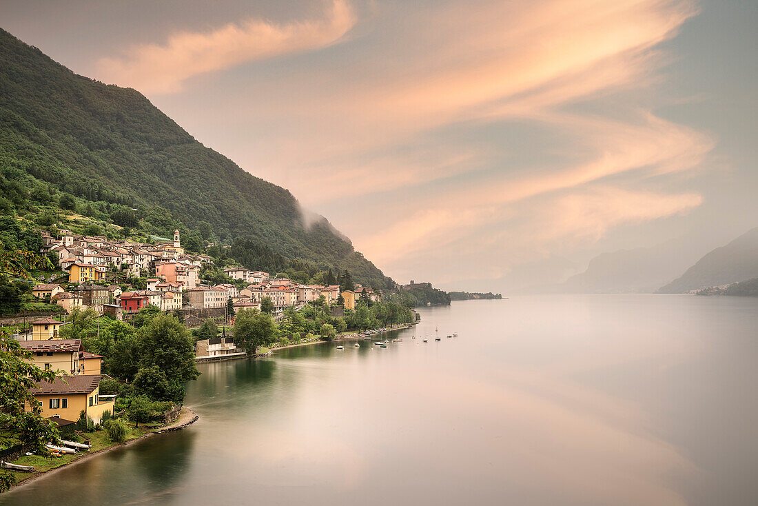 Steilküste mit Blick auf Dorf Dorio bei Regen, Comer See, Lago di Como, Lombardei, Italien, Europa