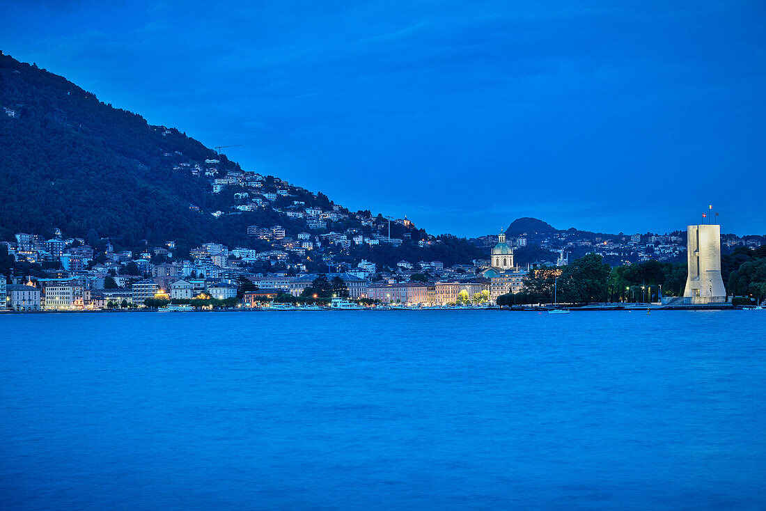 Blick auf Altstadt von Como und den Comer Dom bei Nacht, Comer See, Lago di Como, Lombardei, Italien, Europa