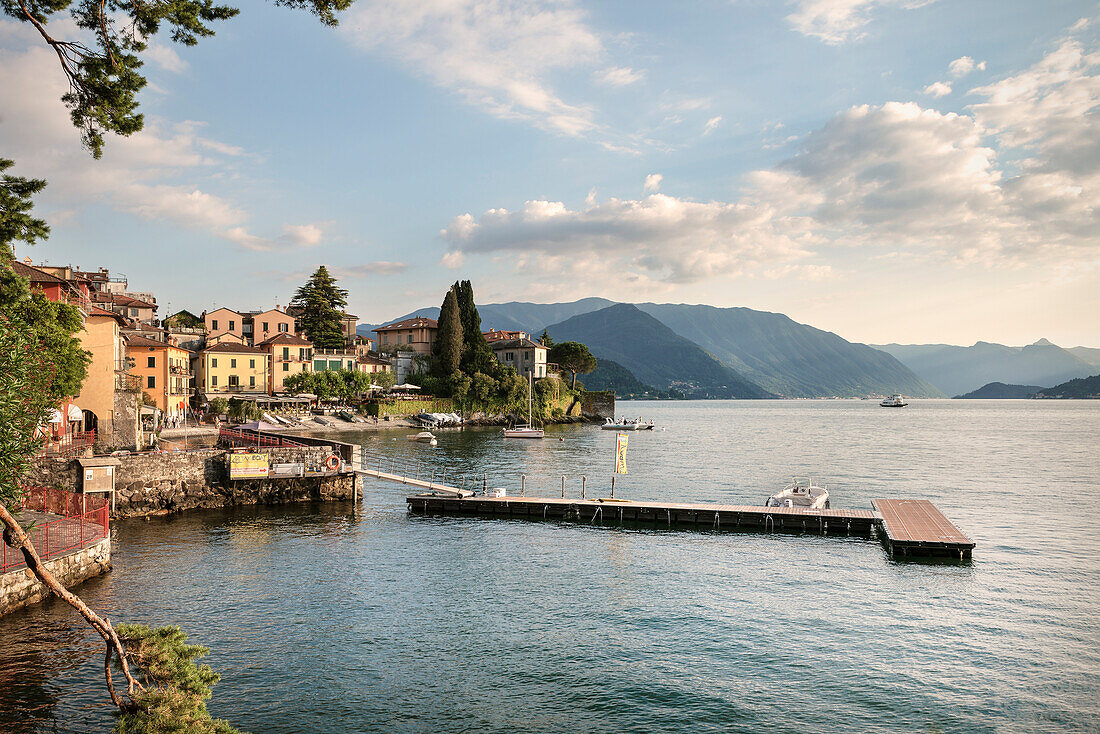 Blick auf Uferpromenade von Varenna, Comer See, Lago di Como, Lombardei, Italien, Europa