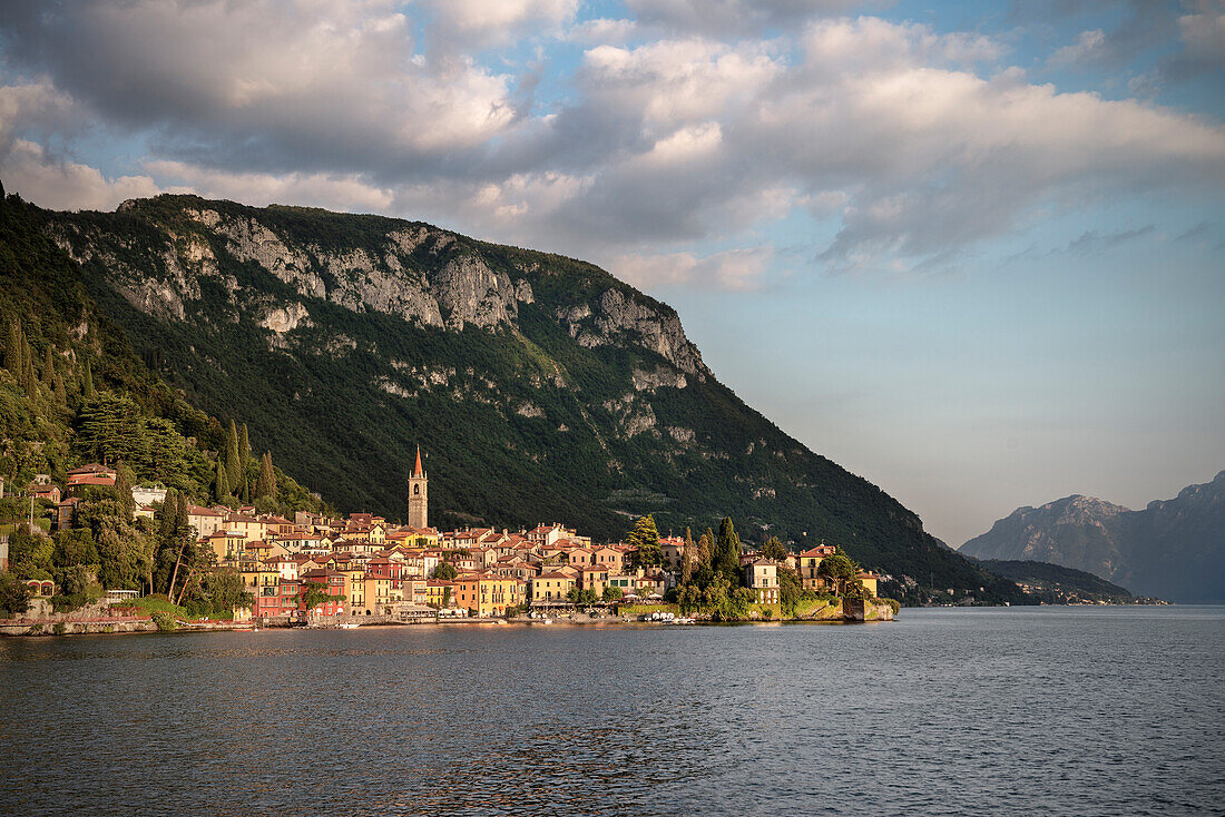Blick auf Altstadt von Varenna, Comer See, Lago di Como, Lombardei, Italien, Europa