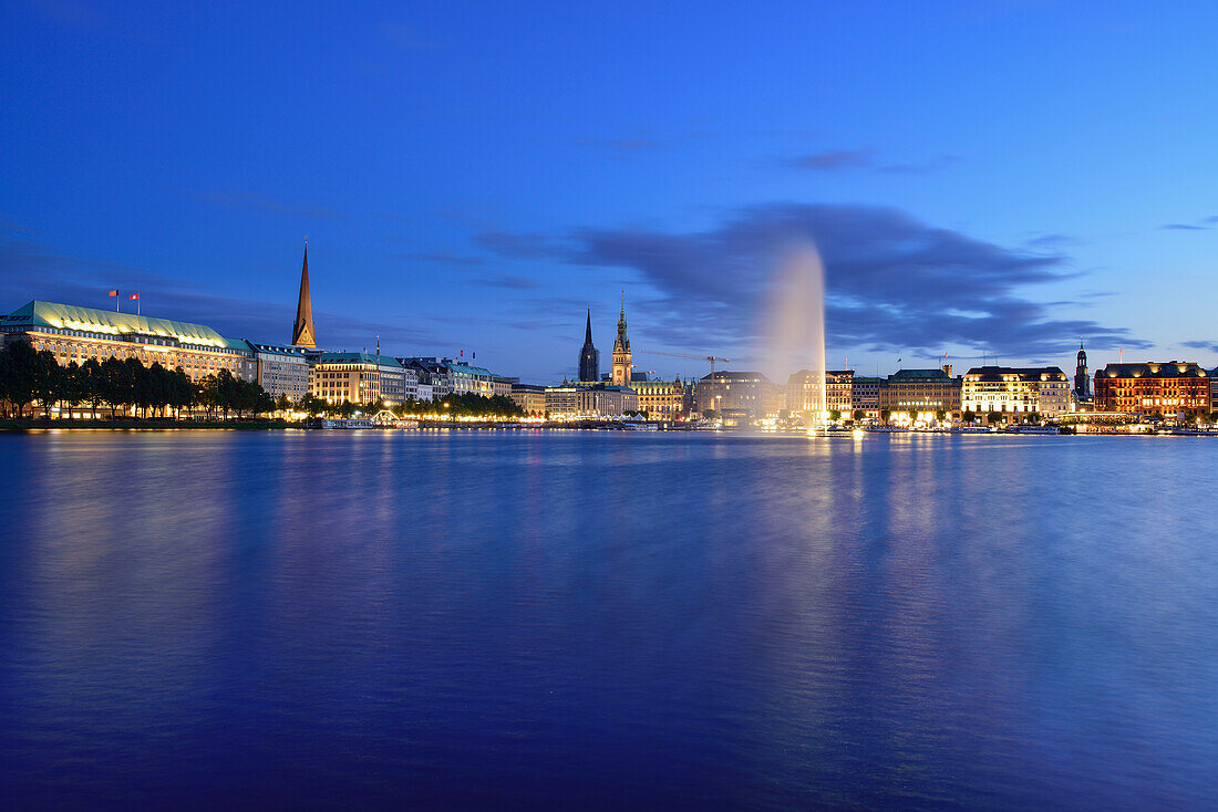 Binnenalster mit beleuchteten Gebäuden von St. Petri, Nikolaikirche, Rathaus und St. Michaelis, Binnenalster, Hamburg, Deutschland