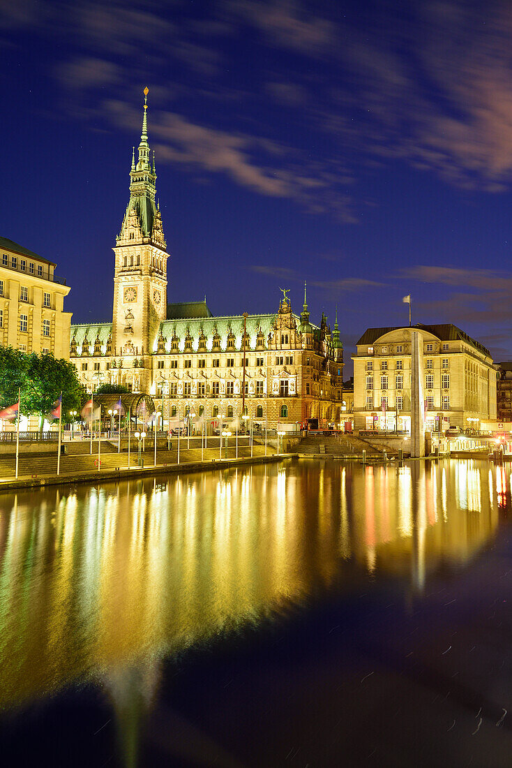 Beleuchtetes Rathaus von Hamburg, Binnenalster, Hamburg, Deutschland