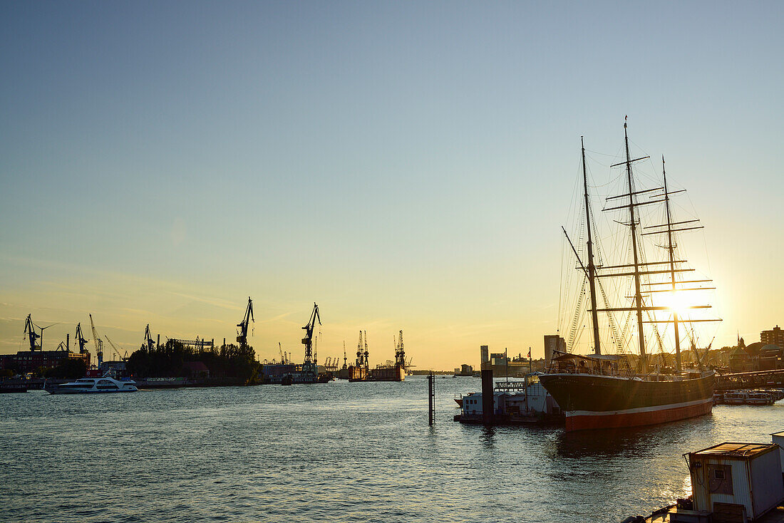 Elbe mit Hamburger Hafen und Museumsschiff Rickmer Rickmers, Landungsbrücken, Hamburg, Deutschland