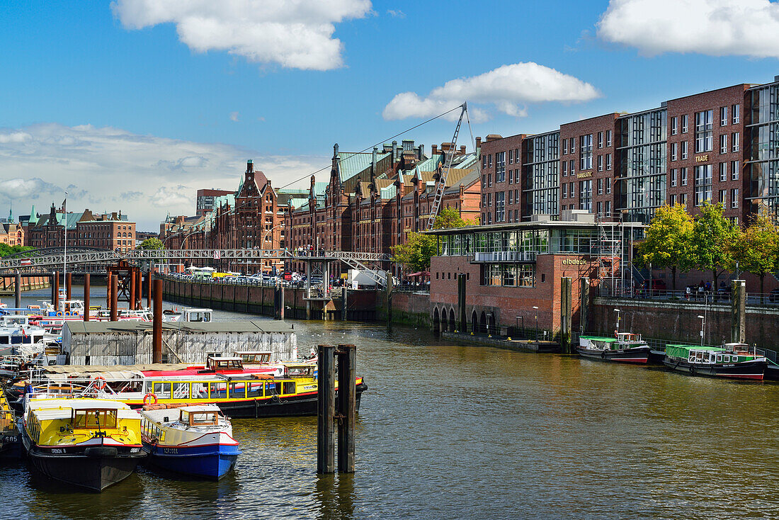 Schiffe im Binnenhafen mit alten und modernen Gebäuden der Speicherstadt, Speicherstadt, Hamburg, Deutschland