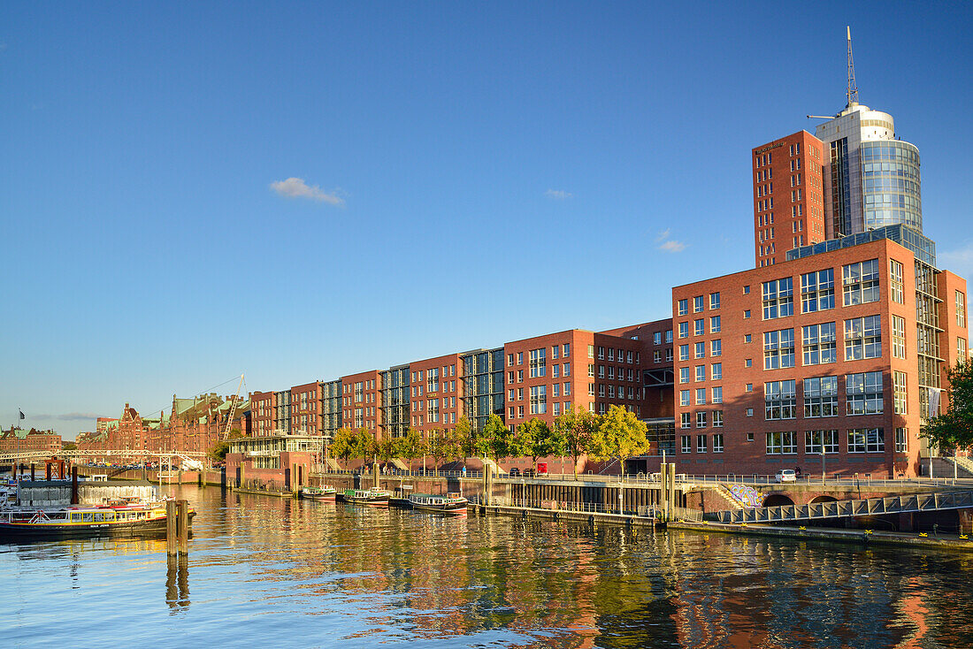 Inland port with old and modern buildings of the old Warehouse district, Warehouse district, Speicherstadt, Hamburg, Germany