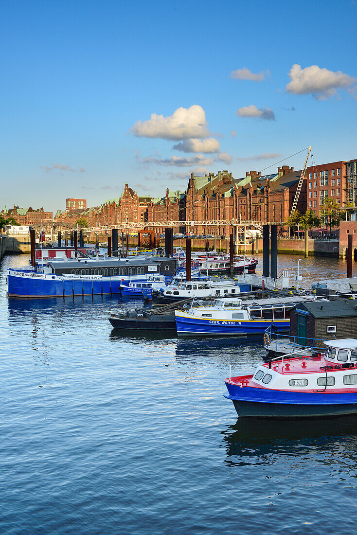 Schiffe im Binnenhafen mit alten und modernen Gebäuden der Speicherstadt, Speicherstadt, Hamburg, Deutschland