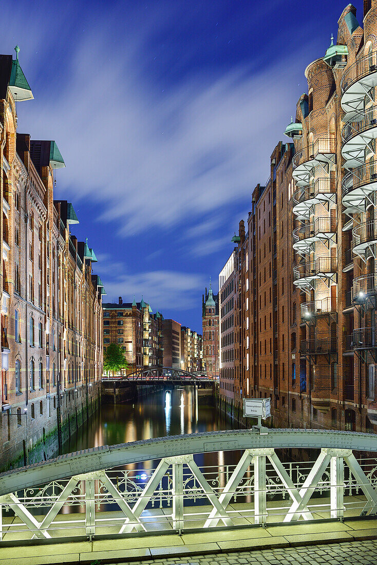 Kannengießerortbrücke und beleuchtete Gebäude der Speicherstadt, Speicherstadt, Hamburg, Deutschland