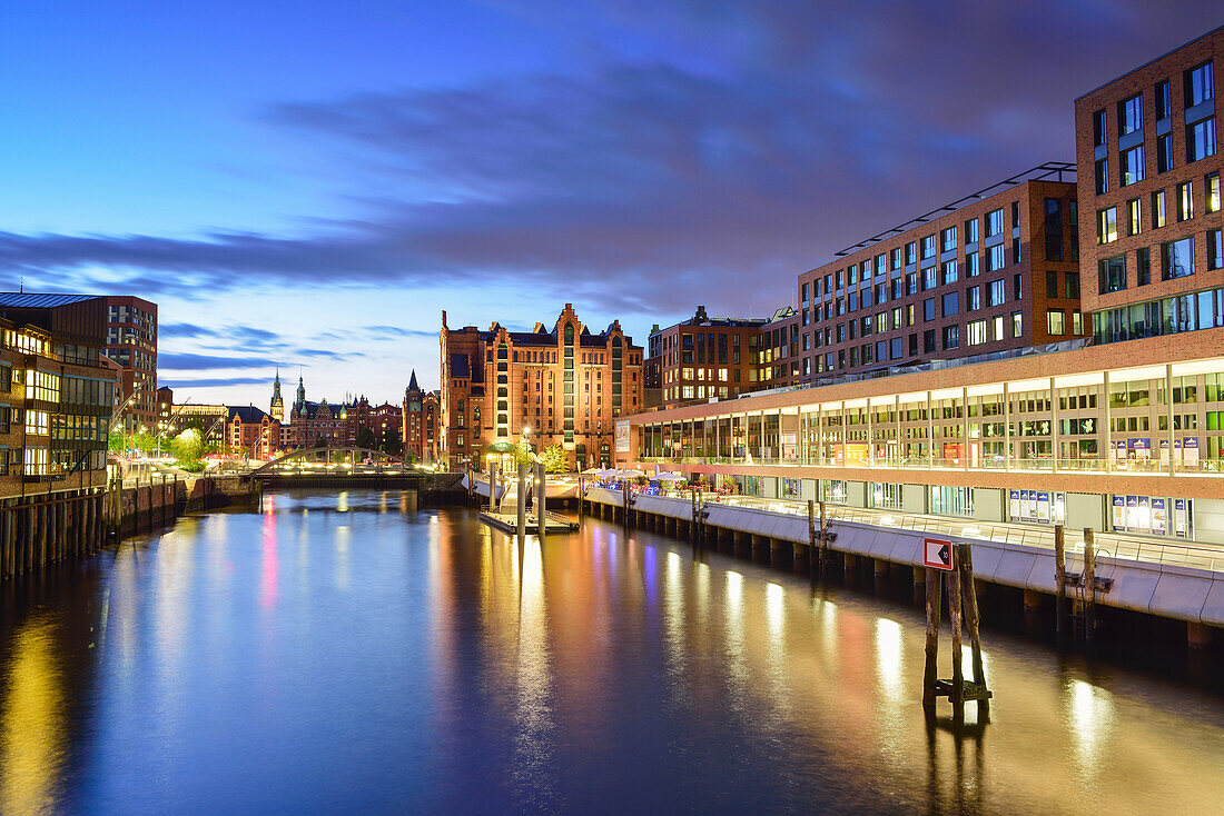 Beleuchteter Magdeburger Hafen mit Speicherstadt im Hintergrund, Hafencity, Hamburg, Deutschland