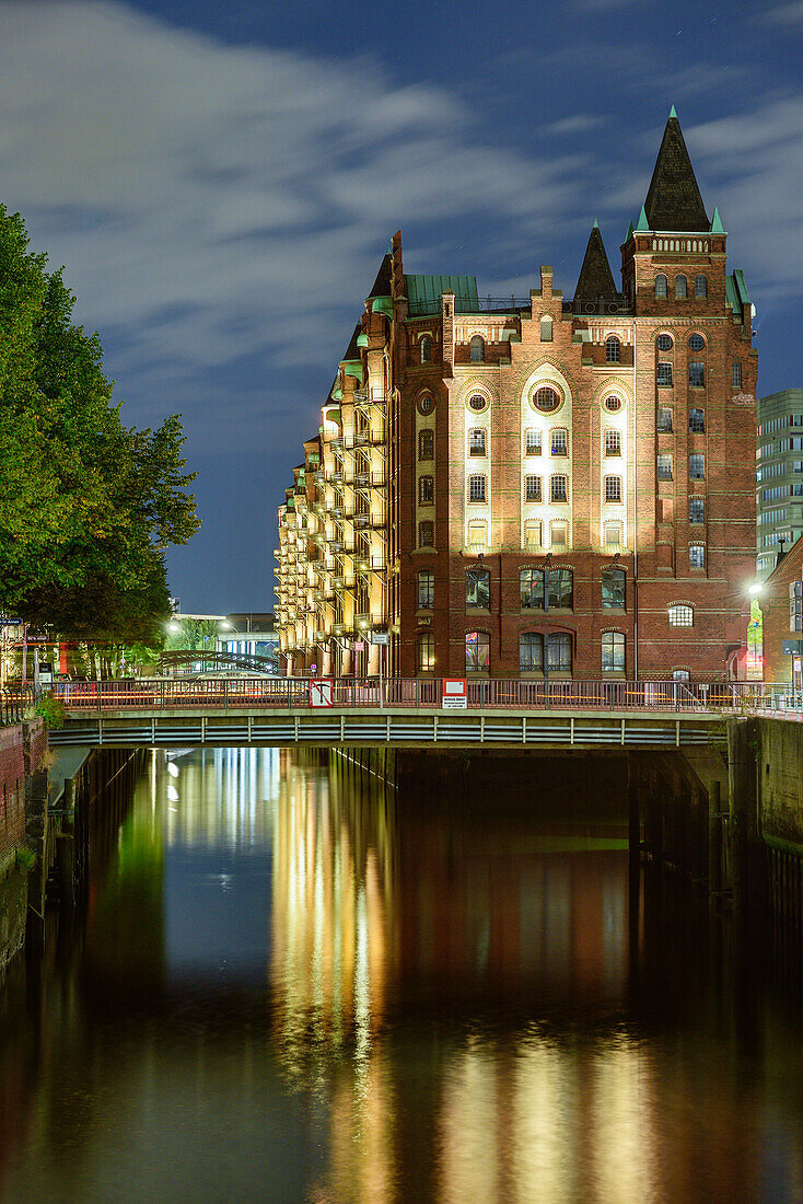 Beleuchtete Gebäude der Speicherstadt, Speicherstadt, Hamburg, Deutschland