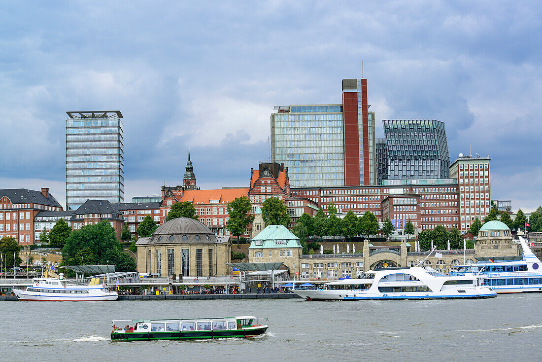 Elbe mit St. Pauli-Landungsbrücken und Hochhäusern im Hintergrund, Landungsbrücken, Hamburg, Deutschland