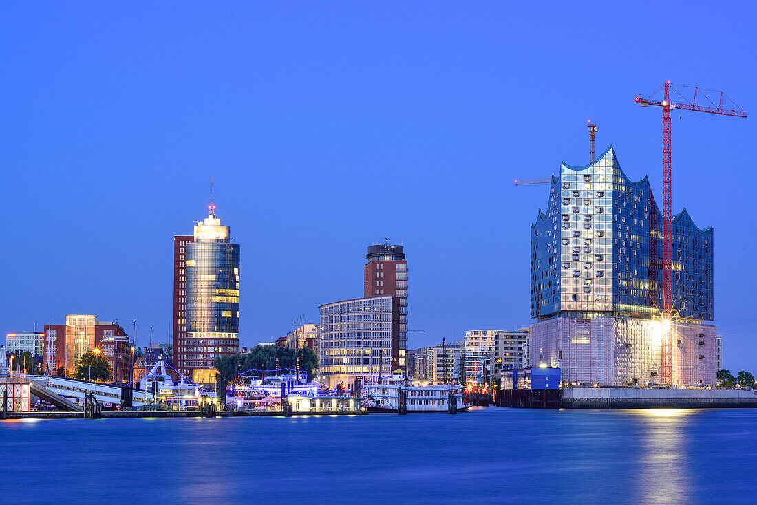 Kehrwiederspitze mit beleuchteten Gebäuden von Hanseatic Trade Center und Elbphilharmonie, Hafencity, Hamburg, Deutschland